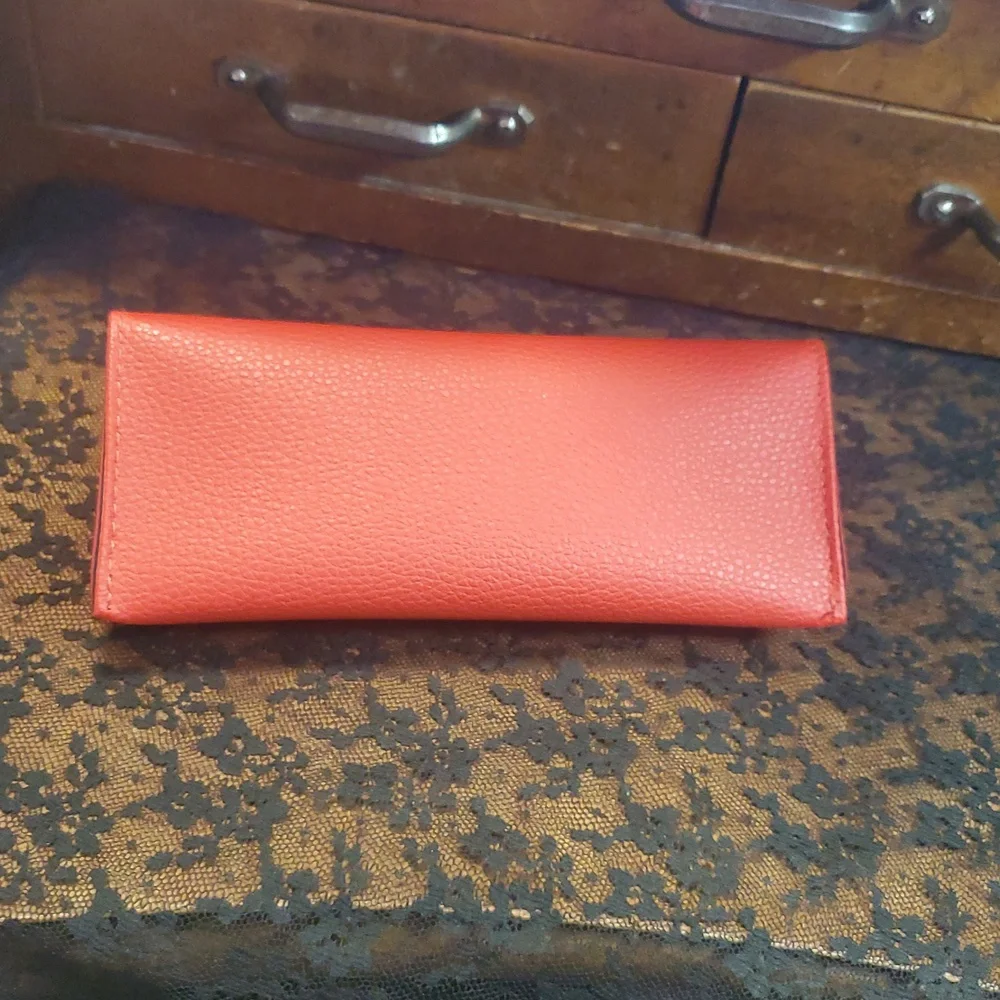 GUESS Red Eyeglass Case & Cleaninf Cloth JO+